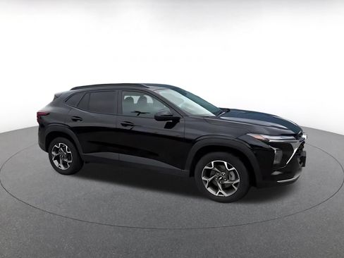 Used 2025 Chevrolet Trax LT FWD image 2