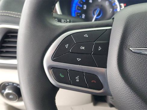 Used 2023 Chrysler Pacifica Limited image 17