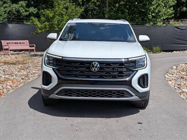 Certified 2025 Volkswagen Atlas Cross Sport SE w/ Panoramic Sunroof Package AWD/4WD image 9