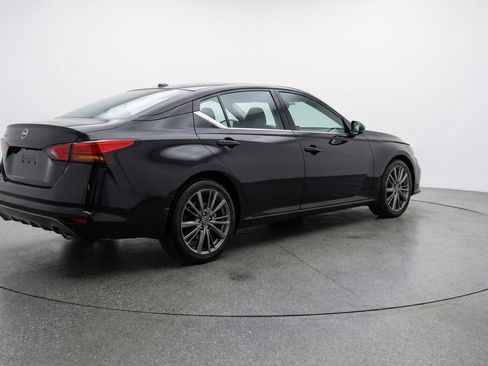 Used 2025 Nissan Altima 2.5 SV FWD image 9