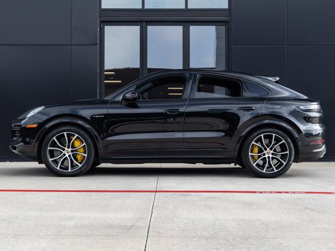 Used 2023 Porsche Cayenne Turbo S AWD/4WD image 2