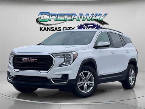 Used 2023 GMC Terrain SLE w/ Driver Convenience Package image 3