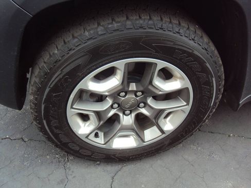 Used 2019 Jeep Cherokee Trailhawk AWD/4WD image 18