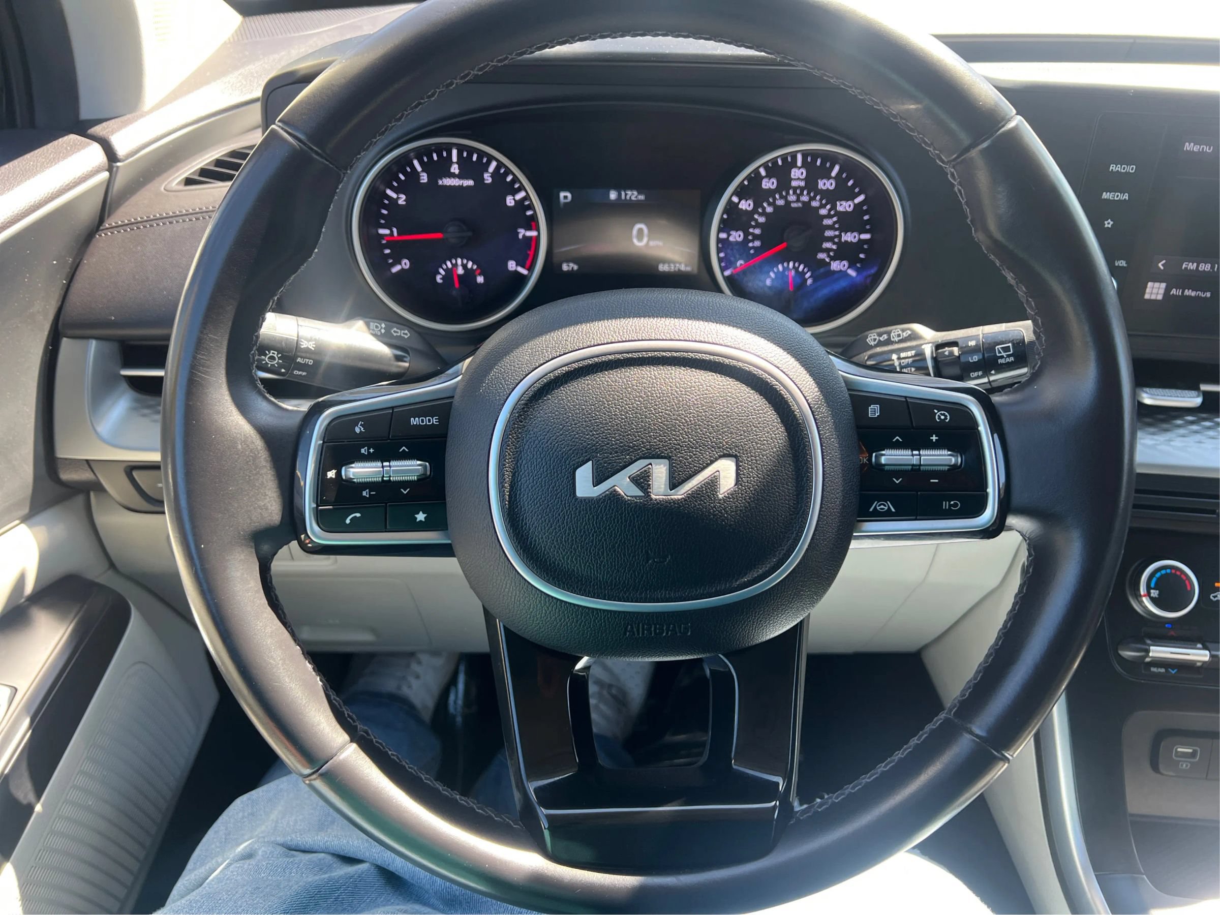 Used 2022 Kia Carnival LX FWD image 16