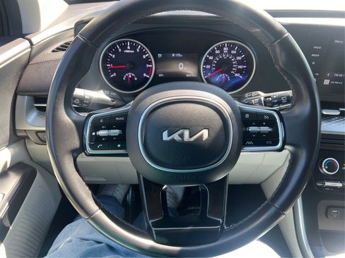 Used 2022 Kia Carnival LX FWD image 16