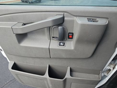 Used 2017 Chevrolet Express 2500 Extended RWD image 15