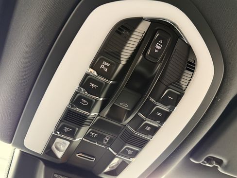Certified 2026 Porsche Macan AWD/4WD image 35