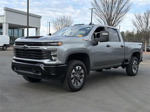 Used 2024 Chevrolet Silverado 2500 Custom w/ Custom Value Package image 2