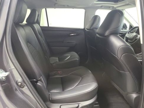 Used 2023 Toyota Highlander XLE AWD/4WD image 14