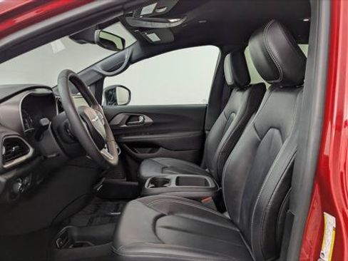 Used 2025 Chrysler Pacifica Select FWD image 14