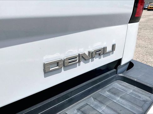 Used 2018 GMC Sierra 2500 Denali w/ Duramax Plus Package AWD/4WD image 8