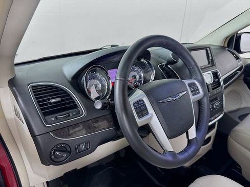 Used 2016 Chrysler Town & Country Touring-L w/ Driver Convenience Group image 7