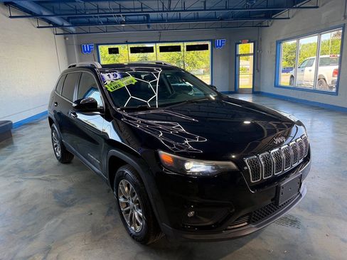 Used 2019 Jeep Cherokee Latitude Plus w/ Cold Weather Group AWD/4WD image 3