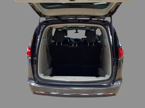 Used 2020 Chrysler Pacifica Limited FWD image 8