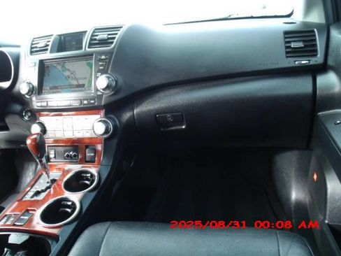 Used 2011 Toyota Highlander Limited image 24