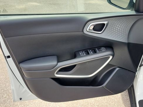 Used 2025 Kia Soul LX w/ LX Technology Package FWD image 16