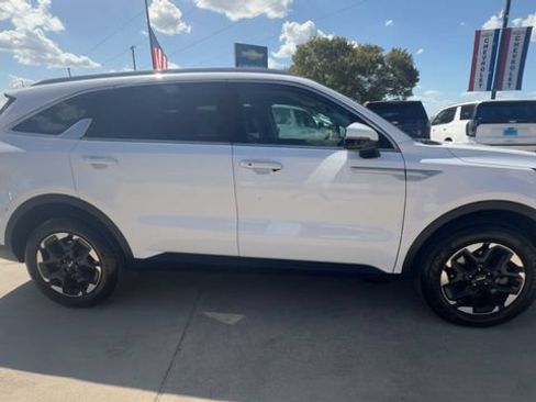 Used 2024 Kia Sorento S AWD/4WD image 9