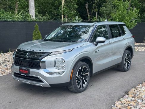 New 2025 Mitsubishi Outlander SE image 1