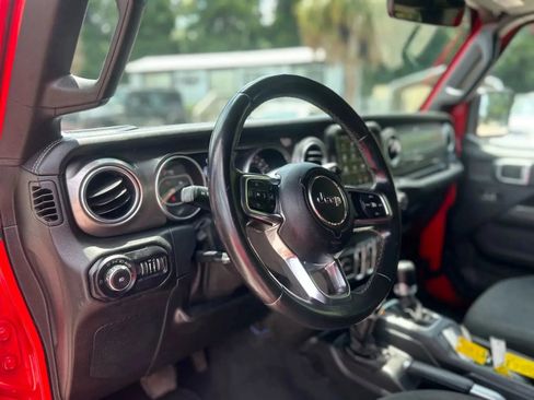 Used 2018 Jeep Wrangler Unlimited Sahara image 12