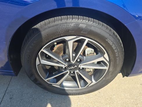 Used 2024 Kia Forte LXS image 2