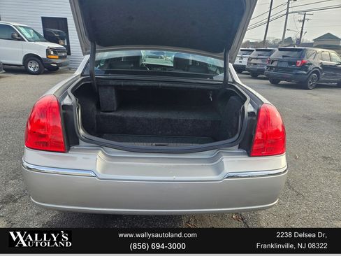 Used 2011 Lincoln Town Car Signature L image 11