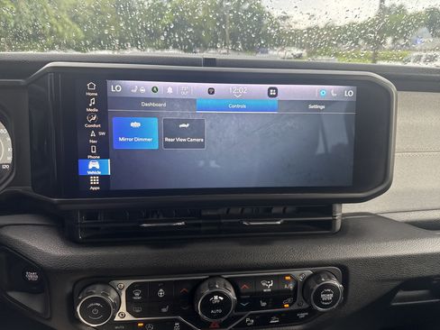 Used 2024 Jeep Gladiator Sport AWD/4WD image 25