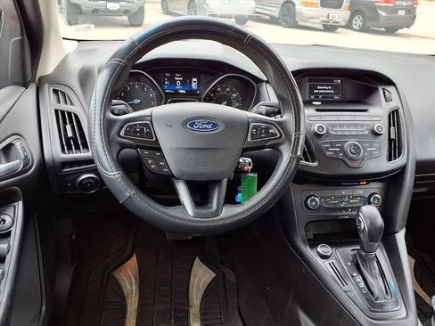 Used 2017 Ford Focus SE image 2