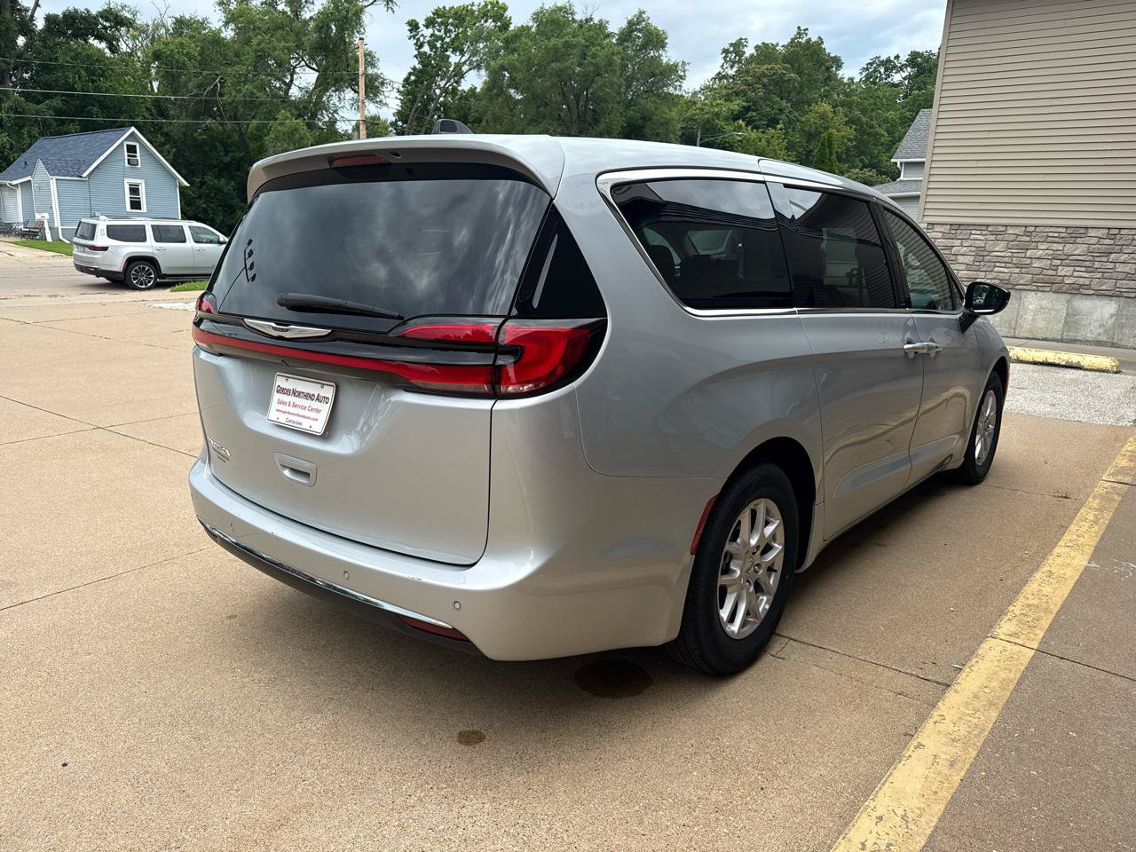 Used 2024 Chrysler Pacifica Touring-L FWD image 4
