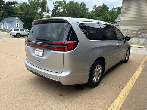 Used 2024 Chrysler Pacifica Touring-L FWD image 4