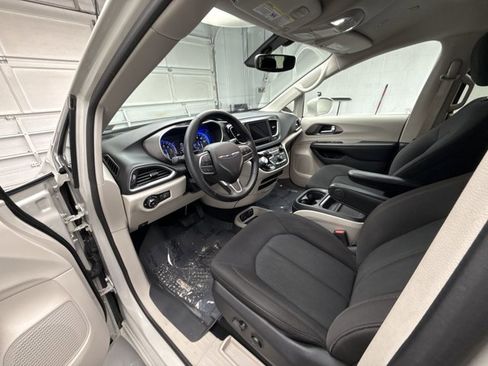 Used 2020 Chrysler Pacifica Touring image 10