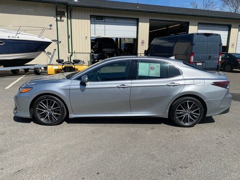 Used 2021 Toyota Camry XLE image 9