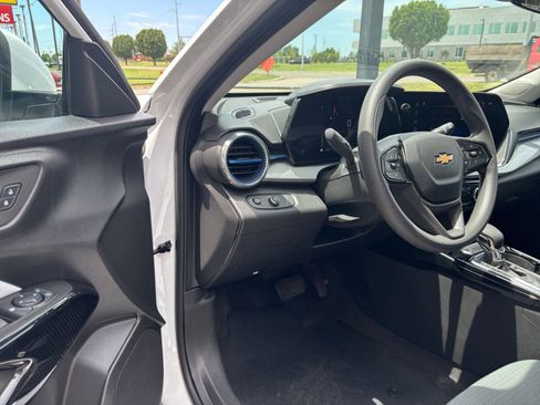 Used 2025 Chevrolet Trax LT FWD image 33