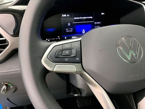 Certified 2025 Volkswagen Taos SE AWD/4WD image 18