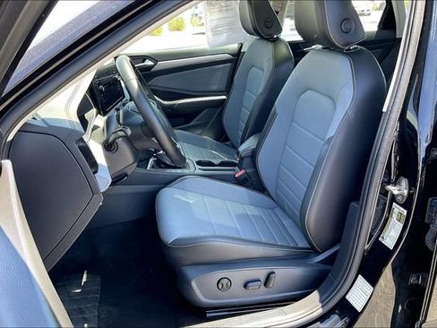 Used 2025 Volkswagen Jetta SE FWD image 24