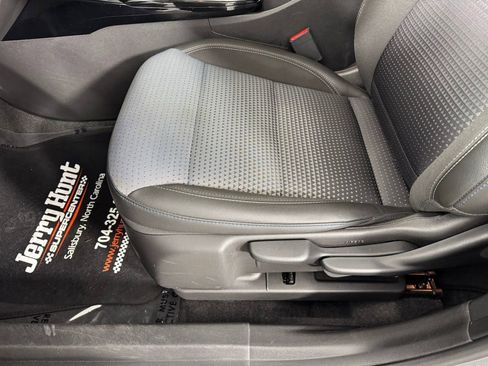 Used 2025 Chevrolet Trax LT image 12