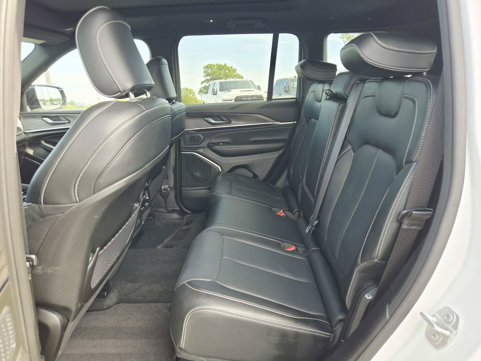 Used 2025 Jeep Grand Cherokee Overland AWD/4WD image 14
