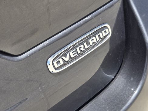 Used 2022 Jeep Grand Cherokee Overland w/ Luxury Tech Group IV AWD/4WD image 12