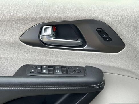 Used 2024 Chrysler Pacifica Touring-L FWD image 20