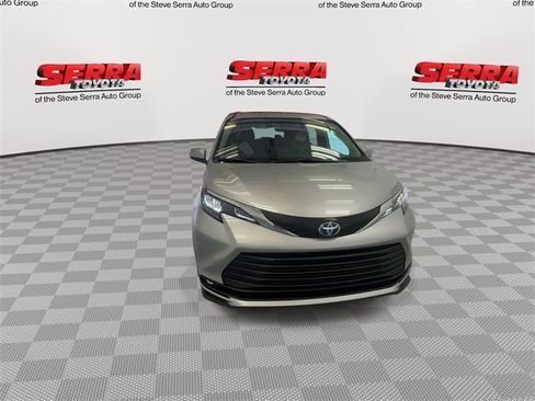 New 2025 Toyota Sienna XLE image 4