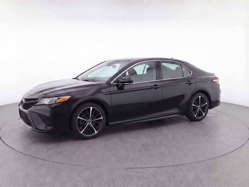 Used 2019 Toyota Camry XSE image 2