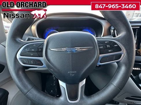 Used 2017 Chrysler Pacifica Touring image 26