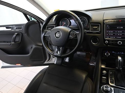 Used 2017 Volkswagen Touareg Sport AWD/4WD image 28