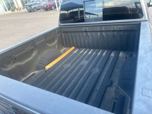 Used 2019 Nissan Titan SV w/ SV Convenience Package RWD image 14