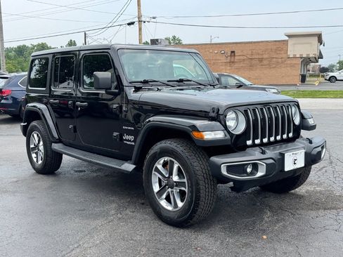 Used 2018 Jeep Wrangler Unlimited Sahara w/ Dual Top Group AWD/4WD image 4