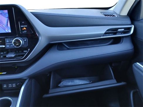 Certified 2023 Toyota Highlander XLE image 31