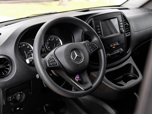 Used 2023 Mercedes-Benz Metris image 12