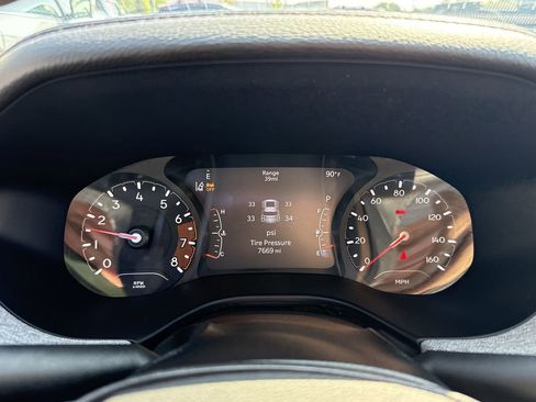 Used 2024 Jeep Compass Latitude image 11