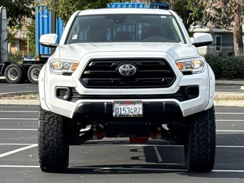 Used 2018 Toyota Tacoma SR image 10