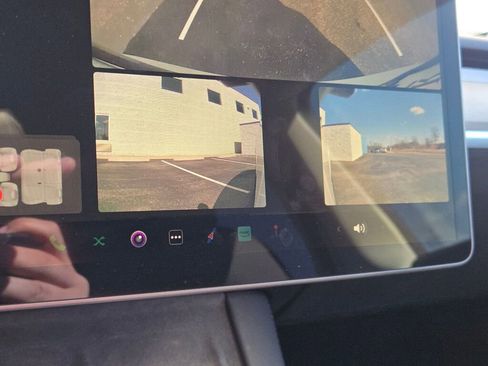 Used 2022 Tesla Model Y Long Range image 26