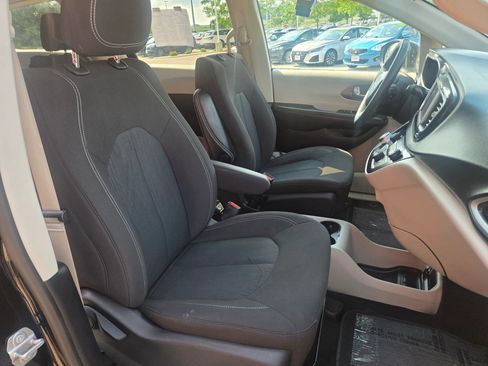 Used 2022 Chrysler Voyager LX FWD image 10